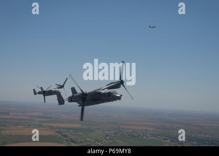 Annonce-22 Ospreys avec le 20e Escadron d'opérations spéciales du sentier derrière un MC-130J Commando II pendant la démonstration des capacités de commando de l'air à l'air de commandos dans les hautes plaines air show 28 Mai 2016 at Cannon Air Force Base, N.M. Le canon 2016 Air Show met en lumière les capacités uniques et de qualités de Cannon's Air Commandos et célèbre aussi la relation de longue date entre la 27e Escadre d'opérations spéciales et les hautes plaines de la communauté. Banque D'Images