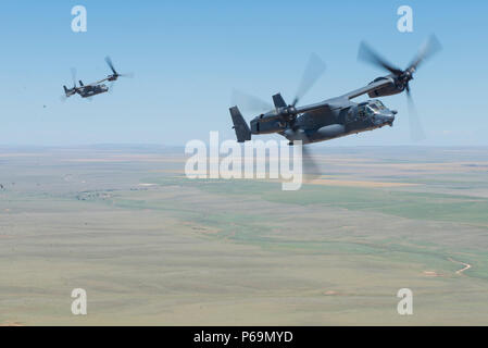 Annonce-22 Ospreys avec le 20e Escadron d'opérations spéciales du sentier derrière un MC-130J Commando II pendant la démonstration des capacités de commando de l'air à l'air de commandos dans les hautes plaines air show 28 Mai 2016 at Cannon Air Force Base, N.M. Le canon 2016 Air Show met en lumière les capacités uniques et de qualités de Cannon's Air Commandos et célèbre aussi la relation de longue date entre la 27e Escadre d'opérations spéciales et les hautes plaines de la communauté. Banque D'Images