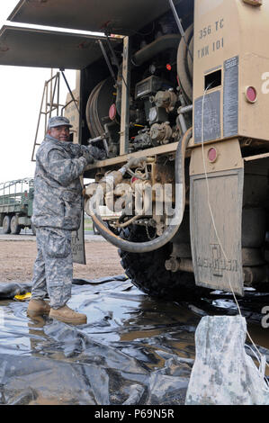 Des spécialistes de l'approvisionnement en pétrole de la 900e Compagnie du quartier-maître préparent des pétroliers pour l'exercice Maple Resolve 16 à la base des Forces canadiennes Wainwright, en Alberta, le 28 mai 2016. Environ 90 membres de la réserve ont fourni du carburant aux soldats de plusieurs pays de l'OTAN. L’exercice a permis de tester la logistique, la manutention du carburant, les opérations de brigade à haut niveau de préparation, l’interopérabilité et le partenariat entre les forces canadiennes et celles de l’OTAN. Les activités comprenaient l'inspection des pétroliers, les procédures de ravitaillement en carburant, les opérations de convoi, les mesures de sécurité et la coordination entre les unités multinationales. Banque D'Images