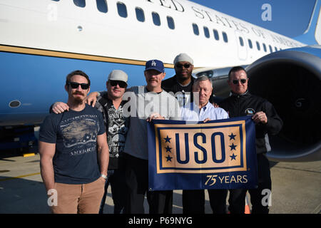 UFC fighter Tim Kennedy ; contemporary chanteur-compositeur de musique country Jerrod Niemann ; acteur Matthew Lillard, ancien joueur NBA Sam Perkins ; le général de l'Armée Frank Grass, chef, Bureau de la Garde nationale ; et l'acteur Robert Patrick à Pristina, Kosovo, après le premier arrêt sur la toute première tournée uso de la Garde nationale, le 18 mai 2016. (U.S. La Garde nationale de l'armée photo par le Sgt. 1re classe Jim Greenhill) (Sortie) Banque D'Images