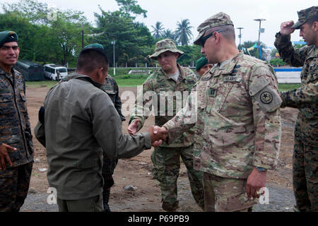 Le capitaine de l'armée américaine Raymond Longoria et le Sgt. 1ère classe Joel Lewis de la 71e TIOG, Texas Army National Guard, répond à la nouvelle équipe de sécurité de l'armée guatémaltèque à un exercice de préparation médicale à la Blanca, Guatemala, le 28 mai 2016. Task Force Red Wolf et de l'Armée mène du sud de l'aide civile humanitaire Formation pour inclure les projets de construction et de niveau tatical préparation médicale Exercices de formation médicale fournissant l'accès et la création d'écoles au Guatemala avec l'Guatamalan gouvernementaux et non gouvernementaux à partir de 05Mar16 à 18JUN16 afin d'améliorer la préparation aux missions des Forces armées des Etats-Unis et à p Banque D'Images