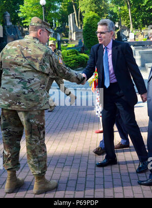 Le général Ben Hodges (à gauche), commandant de l'armée des États-Unis, l'Europe accueille Geoffrey Pyatt (droite), Ambassadeur des États-Unis à l'Ukraine le 28 mai 2016 au cimetière Lychakiv à Lviv, Ukraine. Hodges, le long avec des soldats avec le programme commun de formation Group-Ukraine multinationales et locales civiles et militaires, a visité le cimetière de participer à une cérémonie de dépôt de gerbes de rendre hommage aux membres du service. (U.S. Photo de l'armée par le sergent. Adriana M. Diaz-Brown, 10e Appuyez sur Camp de siège) Banque D'Images