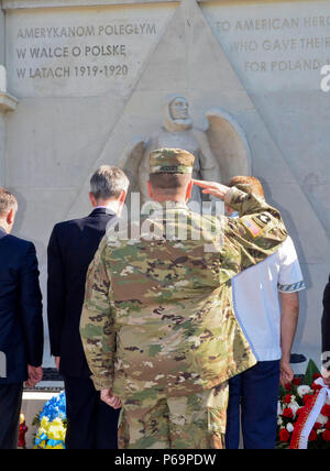 Le général Ben Hodges, commandant de l'armée des États-Unis Europe, salue et rend honneur aux États-Unis Memorial aviateurs 28 mai 2016, à l'Lychakiv cemetery à Lviv, Ukraine. Hodges, le long avec des soldats avec le programme commun de formation Group-Ukraine multinationales et locales civiles et militaires, a visité le cimetière de participer à une cérémonie de dépôt de gerbes de rendre hommage aux membres du service. (U.S. Photo de l'armée par le sergent. Adriana M. Diaz-Brown, 10e Appuyez sur Camp de siège) Banque D'Images