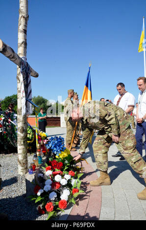 Le général Ben Hodges, commandant de l'armée des États-Unis, l'Europe met à roses rouges l'opération antiterroriste le 28 mai 2016, mémorial à l'Lychakiv cemetery à Lviv, Ukraine. Hodges, le long avec des soldats avec le programme commun de formation Group-Ukraine multinationales et locales civiles et militaires, a visité le cimetière de participer à une cérémonie de dépôt de gerbes de rendre hommage aux membres du service. (U.S. Photo de l'armée par le sergent. Adriana M. Diaz-Brown, 10e Appuyez sur Camp de siège) Banque D'Images