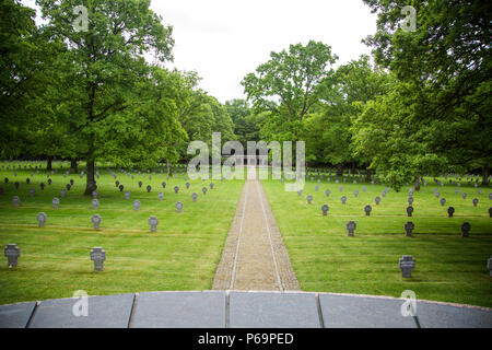 Cimetière de guerre allemand de Sandweiler, Luxembourg, Luxembourg, le 23 mai 2016. L'Sandweiler Gerrman War Cemetery est un cimetière de la Seconde Guerre mondiale dans le sud du Luxembourg, il contient les tombes de 10 913 soldat allemand à partir de la Bataille des Ardennes en hiver 1944 et au printemps 1945. (U.S. Photo de l'armée par la CPS. Tracy/McKithern) Parution Banque D'Images