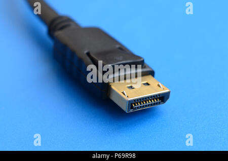DisplayPort mâle 20 broches connecteur plaqué or pour une connexion sans faille sur fond bleu . Banque D'Images