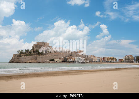 Château du Pape Luna. Valence, Espagne. Peniscola. Castell. Le château médiéval des Templiers sur la plage. Belle vue sur la mer et la ba Banque D'Images