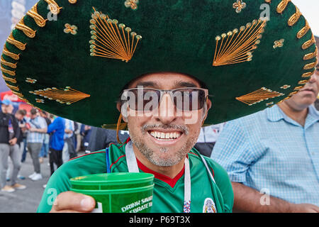 Saint-pétersbourg, Russie - le 25 juin 2018 : partisan de l'équipe de football de Mexique en sombrero, avec de la bière dans sa main est souriant. Banque D'Images