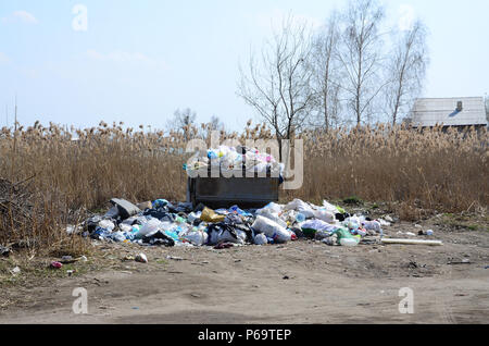 La poubelle est emballé avec des ordures et des déchets. Suppression intempestive d'ordures dans des zones peuplées . Banque D'Images