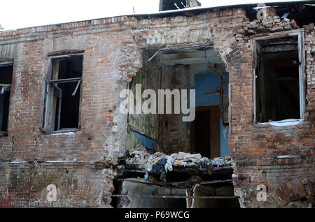 Fragment d'un bâtiment de deux étages abandonnés après les opérations militaires à Donetsk . Banque D'Images