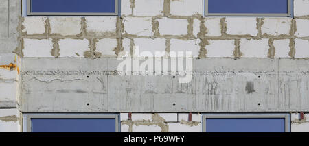 Fragment d'une structure d'un bâtiment de plusieurs étages faits de grandes briques de béton . Banque D'Images