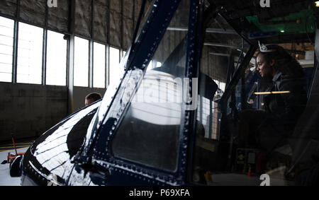 Kinosha Soden, Mme DC Nord et épouse de militaire, est assis dans le poste de pilotage d'un 1e Escadron d'hélicoptères UH-1N Iroquois au cours d'une visite guidée à base de Joint Base Andrews, dans le Maryland, le 11 mai 2016. Soden visité le point de départ pour se familiariser avec le fonctionnement et la mission de la base. (U.S. Air Force photo par un membre de la 1re classe Philip Bryant) Banque D'Images