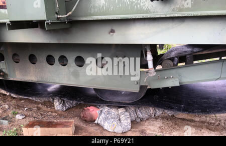 Fort Drum, N.Y. -- SPC. Dylan Preston (à gauche) et la FPC. Donald Bramer (droite) de la Garde Nationale de New York's 204e détachement du génie (carrière) à tirer un nouveau convoyeur courroie sur une machine appelée carrière "crusher" ici le 14 mai. Le concasseur d'exploitation, qui peut tourner de grosses roches dans différentes catégories de matériaux de construction, est la mission principale du détachement. Soldats du détachement, qui est basé à Binghamton, N.Y., a travaillé pendant environ 10 heures le 14 mai pour corriger plusieurs lacunes mécaniques et assurer l'aplatisseur est opérationnelle pour la formation annuelle du détachement en juillet. (U.S. Na de l'armée Banque D'Images