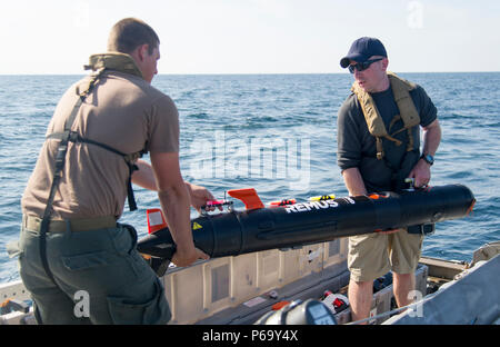 160515-N-SF508-001 PANAMA CITY, Floride (15 mai 2016) - Spécialiste des opérations de 3e classe Michael : (à gauche), affecté à l'unité mobile de récupération et de plongée 2 (MDSU) systèmes sans pilote 204, Peloton et Dave Meyers, un entrepreneur de la marine, se préparer à déployer un Mk. 18 Mod. 1 véhicules sous-marins téléguidés au cours d'un corps expéditionnaire contre les mines (ExMCM) certification de l'exercice dans la base navale américaine de Panama City, Floride (É.-U. Photo par marine Spécialiste de la communication de masse 2e classe Charles/Oki) Parution Banque D'Images