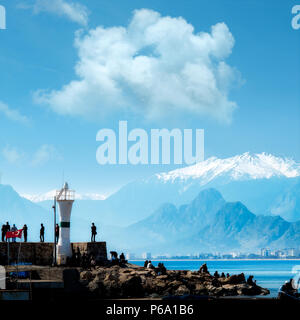 La silhouette du people relaxing à Antalya hébergent plus de ciel bleu et de hautes montagnes Banque D'Images