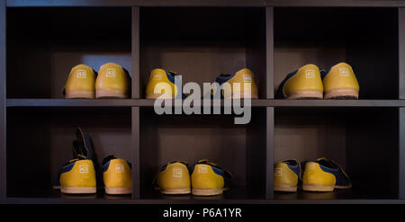 Chaussures de bowling sur une étagère dans un centre de bowling à Amsterdam, Pays-Bas Banque D'Images