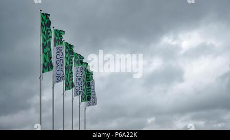 Les drapeaux sur les polonais à Amsterdam, aux Pays-Bas sur un jour nuageux Banque D'Images