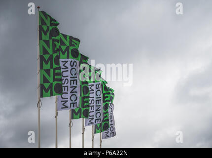 Les drapeaux sur les polonais à Amsterdam, aux Pays-Bas sur un jour nuageux Banque D'Images