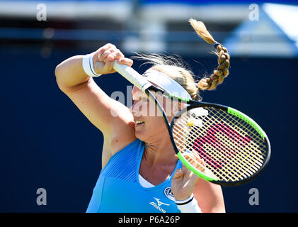 Kiki Bertens des Pays-Bas en action contre Mihaela Buzarnescu de Roumanie au cours de la vallée de la nature le tournoi international de tennis du Devonshire Park à Eastbourne East Sussex UK. 26 Juin 2018 Banque D'Images