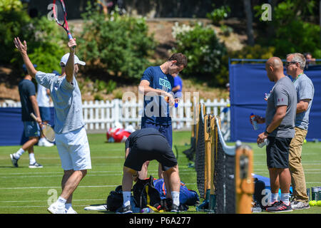 Andy Murray de Grande-Bretagne s'applique de la crème solaire sur le cours pratique aujourd'hui au cours de la vallée de la nature le tournoi international de tennis du Devonshire Park à Eastbourne East Sussex UK. 26 Juin 2018 Banque D'Images