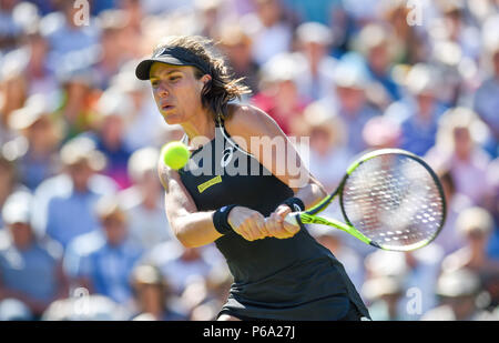 Johanna Konta de Grande-Bretagne joue un coup contre Aleksandra Krunic de Serbie au cours de la vallée de la nature le tournoi international de tennis du Devonshire Park à Eastbourne East Sussex UK. 26 Juin 2018 Banque D'Images