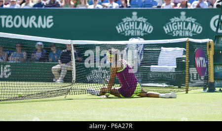 Aleksandra Krunic de Serbie se glisse dans le filet contre Johanna Konta de Grande-Bretagne au cours de la vallée de la nature le tournoi international de tennis du Devonshire Park à Eastbourne East Sussex UK. 26 Juin 2018 Banque D'Images