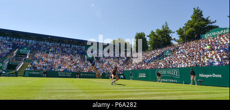 Johanna Konta de Grande-Bretagne joue un coup contre Aleksandra Krunic de Serbie au cours de la vallée de la nature le tournoi international de tennis du Devonshire Park à Eastbourne East Sussex UK. 26 Juin 2018 Banque D'Images