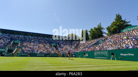 Johanna Konta de Grande-Bretagne joue un coup contre Aleksandra Krunic de Serbie au cours de la vallée de la nature le tournoi international de tennis du Devonshire Park à Eastbourne East Sussex UK. 26 Juin 2018 Banque D'Images