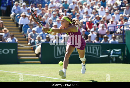 Aleksandra Krunic de Serbie joue un coup contre Johanna Konta de Grande-Bretagne au cours de la vallée de la nature le tournoi international de tennis du Devonshire Park à Eastbourne East Sussex UK. 26 Juin 2018 Banque D'Images