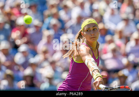 Aleksandra Krunic de Serbie joue un coup contre Johanna Konta de Grande-Bretagne au cours de la vallée de la nature le tournoi international de tennis du Devonshire Park à Eastbourne East Sussex UK. 26 Juin 2018 Banque D'Images