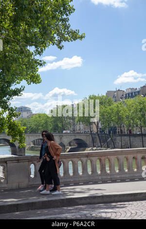 Marcher le long pont Louis Philippe Pont de Paris France Banque D'Images
