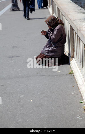 Femme mendiant sur pont Louis Philippe - Pont sur la Seine à Paris, France Banque D'Images