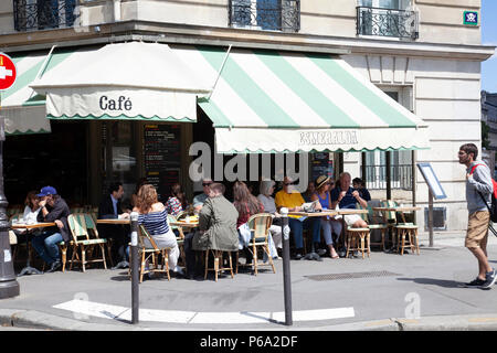 Esmeralda Cafe et les visiteurs sur l'Ile de La Cité à Paris, France Banque D'Images