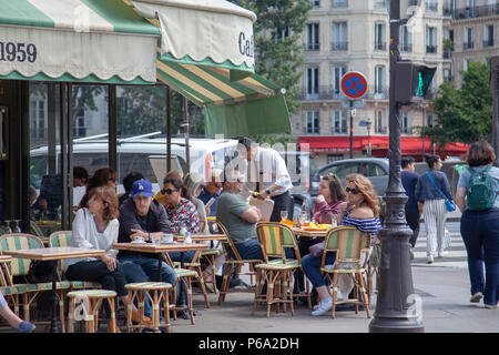 Esmeralda Cafe et les visiteurs sur l'Ile de La Cité à Paris, France Banque D'Images