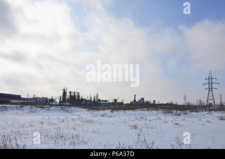 Paysage d'hiver avec les tours de lignes de transport, qui ne sont pas loin de la gare. Paysage industriel avec une haute tension poteaux sur arrière-plan Banque D'Images