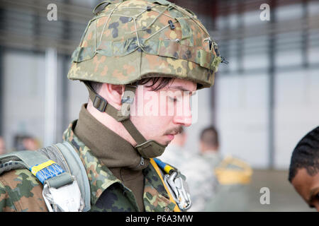 Les parachutistes allemands et se préparer pour les opérations aéroportées au cours d'une amitié entre nous/Deutschland sauter, de la Base aérienne de Ramstein, le 25 mai 2016. Le but de l'amitié aller est de favoriser et d'entretenir des relations américaines et allemandes, de développer l'interopérabilité lors de la formation, et fournir une base pour de futures opérations et formation environnements réels. (U.S. Photo de l'armée par la CPS. Tracy/McKithern) Parution Banque D'Images