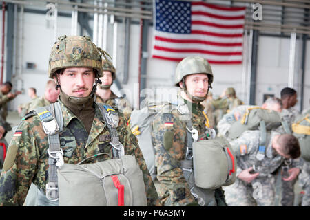 Les parachutistes allemands et se préparer pour les opérations aéroportées au cours d'une amitié entre nous/Deutschland sauter, de la Base aérienne de Ramstein, le 25 mai 2016. Le but de l'amitié aller est de favoriser et d'entretenir des relations américaines et allemandes, de développer l'interopérabilité lors de la formation, et fournir une base pour de futures opérations et formation environnements réels. (U.S. Photo de l'armée par la CPS. Tracy/McKithern) Parution Banque D'Images