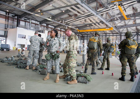 Les parachutistes allemands et se préparer pour les opérations aéroportées au cours d'une amitié entre nous/Deutschland sauter, de la Base aérienne de Ramstein, le 25 mai 2016. Le but de l'amitié aller est de favoriser et d'entretenir des relations américaines et allemandes, de développer l'interopérabilité lors de la formation, et fournir une base pour de futures opérations et formation environnements réels. (U.S. Photo de l'armée par la CPS. Tracy/McKithern) Parution Banque D'Images