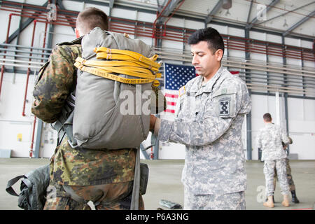 Les parachutistes allemands et se préparer pour les opérations aéroportées au cours d'une amitié entre nous/Deutschland sauter, de la Base aérienne de Ramstein, le 25 mai 2016. Le but de l'amitié aller est de favoriser et d'entretenir des relations américaines et allemandes, de développer l'interopérabilité lors de la formation, et fournir une base pour de futures opérations et formation environnements réels. (U.S. Photo de l'armée par la CPS. Tracy/McKithern) Parution Banque D'Images