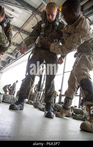 Les parachutistes allemands et se préparer pour les opérations aéroportées au cours d'une amitié entre nous/Deutschland sauter, de la Base aérienne de Ramstein, le 25 mai 2016. Le but de l'amitié aller est de favoriser et d'entretenir des relations américaines et allemandes, de développer l'interopérabilité lors de la formation, et fournir une base pour de futures opérations et formation environnements réels. (U.S. Photo de l'armée par la CPS. Tracy/McKithern) Parution Banque D'Images