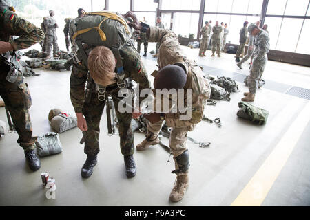 Les parachutistes allemands et se préparer pour les opérations aéroportées au cours d'une amitié entre nous/Deutschland sauter, de la Base aérienne de Ramstein, le 25 mai 2016. Le but de l'amitié aller est de favoriser et d'entretenir des relations américaines et allemandes, de développer l'interopérabilité lors de la formation, et fournir une base pour de futures opérations et formation environnements réels. (U.S. Photo de l'armée par la CPS. Tracy/McKithern) Parution Banque D'Images