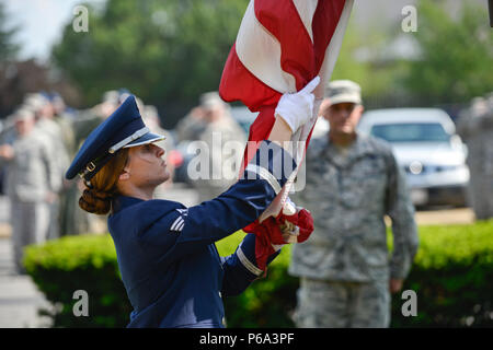 Airman Senior Tiffany Fogel, 99e Escadron de transport aérien assistant administratif et des ressources humaines, atteint d'obtenir un drapeau américain, qui est abaissé comme l'hymne national est chanté au cours d'une journée de réflexion Memorial cérémonie à la 89e Escadre de transport aérien Administration centrale à Joint Base Andrews, dans le Maryland, le 26 mai 2016. En plus de ses fonctions au sein de la 99e COMME, Fogel est de service sur la garde d'honneur de la JBA, et effectue des cérémonies comme celle-ci ; et c'est apprendre l'expertise dans des domaines clés, tels que les manuels, les uniformes, l'histoire et les traditions et une variété de cérémonies. (U.S. Photo de l'Armée de l'air par la Haute Fondation Raoul Follereau Banque D'Images