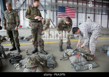 Les parachutistes allemands et se préparer pour les opérations aéroportées au cours d'une amitié entre nous/Deutschland sauter, de la Base aérienne de Ramstein, le 25 mai 2016. Le but de l'amitié aller est de favoriser et d'entretenir des relations américaines et allemandes, de développer l'interopérabilité lors de la formation, et fournir une base pour de futures opérations et formation environnements réels. (U.S. Photo de l'armée par la CPS. Tracy/McKithern) Parution Banque D'Images