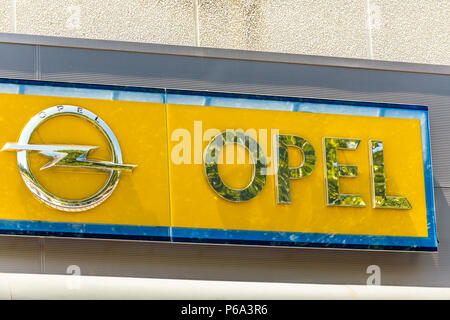 FAENZA (RA), l'Italie - le 23 juin 2018 : La poussière et couvrir le logo Opel sur le concessionnaire pancarte Banque D'Images