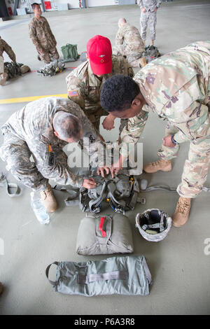 Les parachutistes allemands et se préparer pour les opérations aéroportées au cours d'une amitié entre nous/Deutschland sauter, de la Base aérienne de Ramstein, le 25 mai 2016. Le but de l'amitié aller est de favoriser et d'entretenir des relations américaines et allemandes, de développer l'interopérabilité lors de la formation, et fournir une base pour de futures opérations et formation environnements réels. (U.S. Photo de l'armée par la CPS. Tracy/McKithern) Parution Banque D'Images