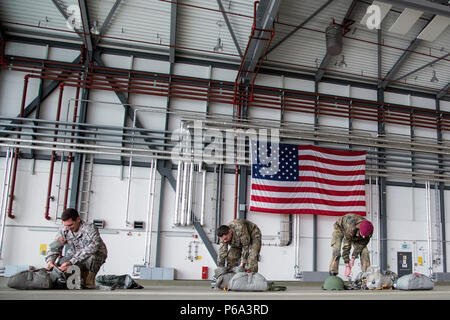 Les parachutistes allemands et préparer les opérations aéroportées au cours d'une amitié entre nous/Deutschland sauter, de la Base aérienne de Ramstein, le 25 mai 2016. Le but de l'amitié aller est de favoriser et d'entretenir des relations américaines et allemandes, de développer l'interopérabilité lors de la formation, et fournir une base pour de futures opérations et formation environnements réels. (U.S. Photo de l'armée par la CPS. Tracy/McKithern) Parution Banque D'Images