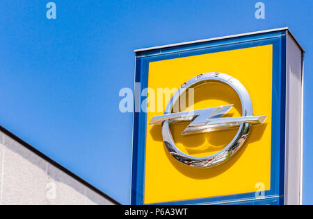 FAENZA (RA), l'Italie - le 23 juin 2018 : La poussière et couvrir le logo Opel sur le concessionnaire pancarte Banque D'Images