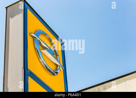 FAENZA (RA), l'Italie - le 23 juin 2018 : La poussière et couvrir le logo Opel sur le concessionnaire pancarte Banque D'Images