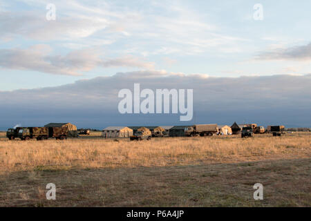 Le coucher de soleil sur le centre des opérations tactiques de la 144e Compagnie médicale de soutien de secteur, troupe 97e Commandement, Utah, Garde nationale d'armée sur le Camp Guernesey, Wyo., le 17 mai 2016. Le 144e a été l'assurance maladie après cessation de service dans le Wyoming soutenant la 65e Brigade d'artillerie de campagne durant l'opération Gunsmoke, la 65e FA 16 Bde. exercice de tir réel composé de 1 300 soldats de six membres. (U.S. Photo par le Sgt 1re armée. Brock Jones, 128e MPAD) Banque D'Images