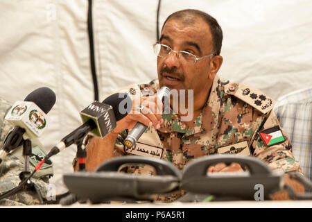 Forces armées jordaniennes Brig. Le Général Majed Azhair, procède à une simulation de conférence de presse pendant 16 Lion avide, le 23 mai, 2016. 16 Lion avide est un exercice fondé sur des scénarios, bilatérales avec le Royaume hachémite de Jordanie, visant à échanger de l'expertise militaire et améliorer l'interopérabilité entre les pays partenaires. (U.S. La Garde nationale de l'armée photo de Brian Calhoun, 108e Détachement des affaires publiques/libérés) Banque D'Images